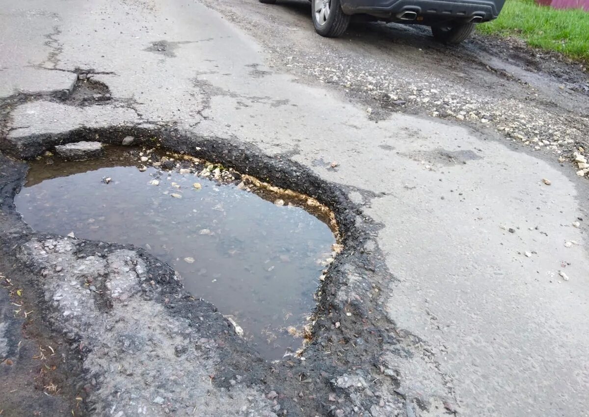 Яма на дороге. Яма в асфальте. Много луж. Дыра в асфальте. Яма на дороге.