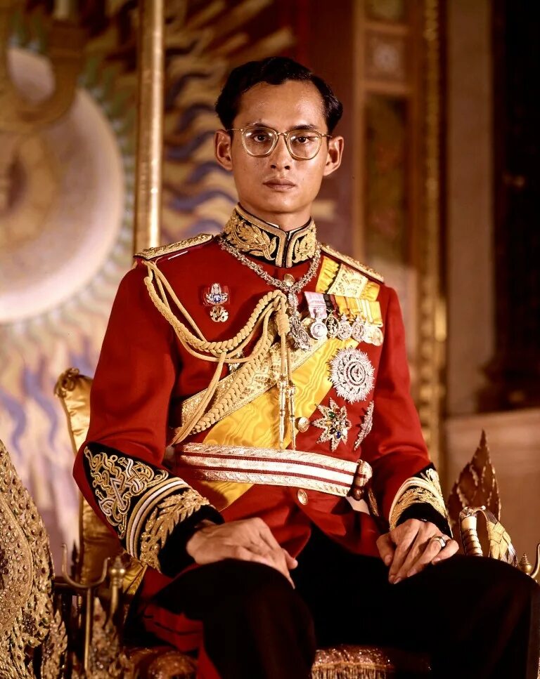 Король Таиланда — Пхумипо́н Адульяде́т. Король Таиланда Пумипон Адульядет. Рама 9 Король Тайланда. Рама IX Пхумипон Адульядет.