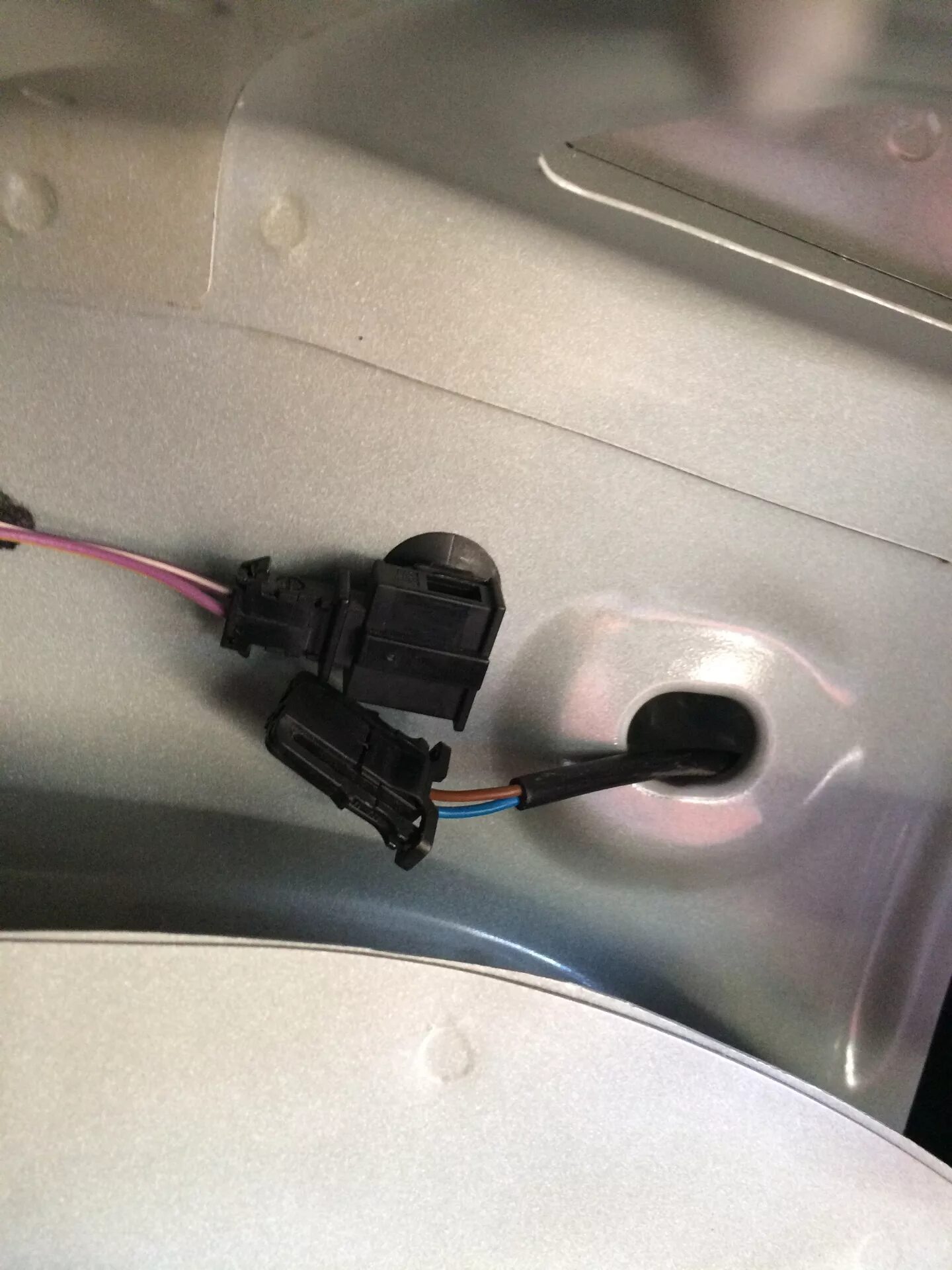 Люк бензобака golf 4 1. Горловина бака шкода рапид. Замок лючка бензобака поло седан. Бора кнопка лючка бензобака. Поло не открывается лючок.