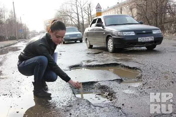 Какашка дорога. Засохшая коровья лепешка. Дорога из говна и палок. Разметка дороги по середине. Раздавленная змея на дороге.