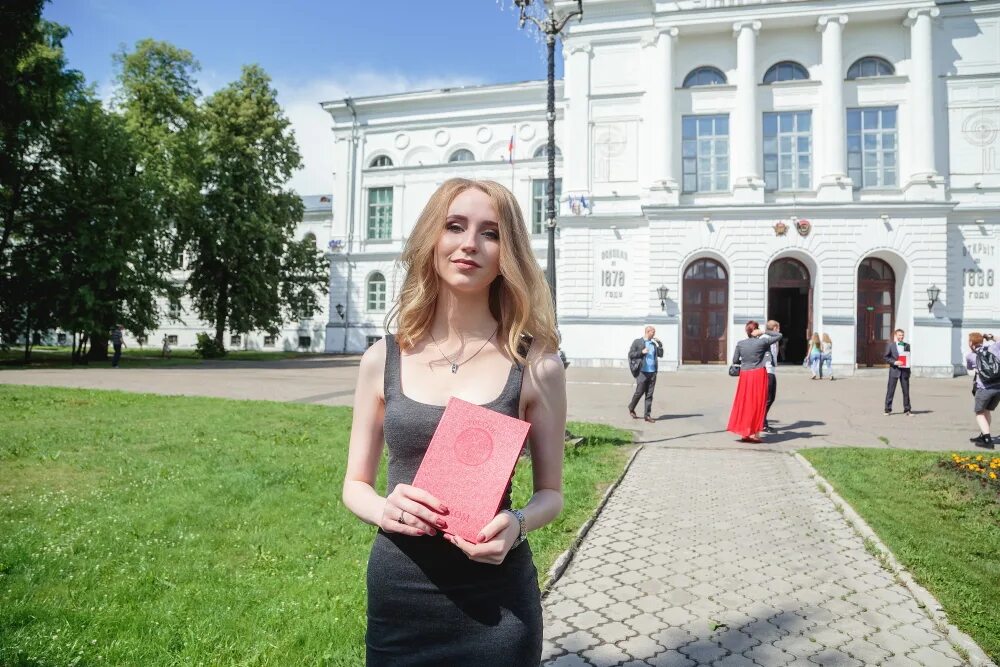 Колледж фотографа после 9 москва. Красотки выпускницы университета. девушки выпускницы универа. университет фотографа. выпускница фотограф.