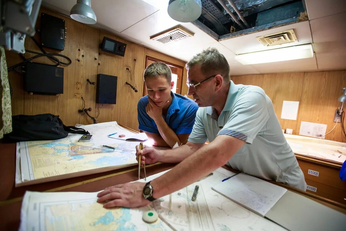 Штурман на корабле. Лоцман - капитан-судоводитель. Курс морского судна. Курс морского судна. Штурман судоводитель.
