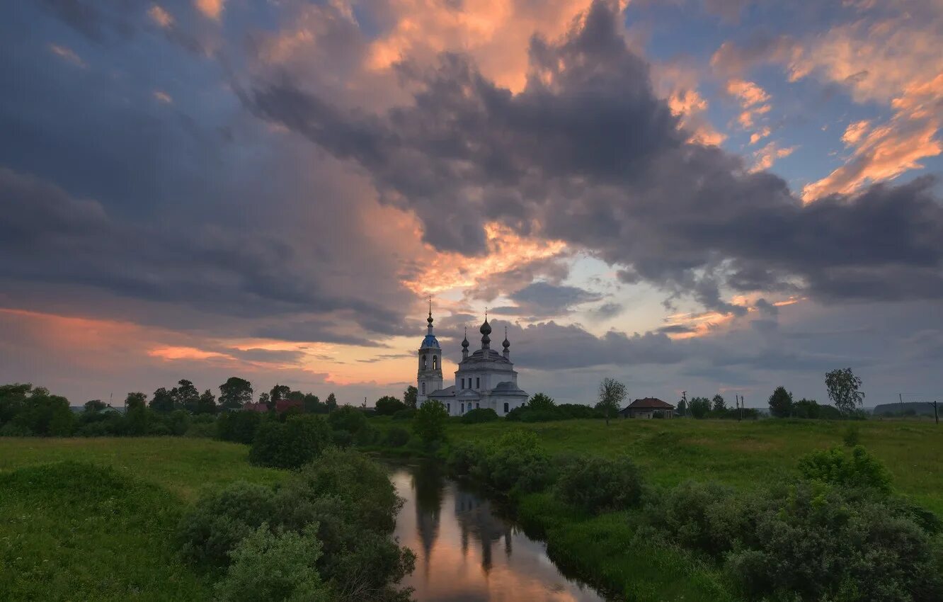 В далеке видны. Поля село церквушка Россия. Матушка Русь поле храм. Храм в деревне Прибуж. Русь степь деревня церкви.