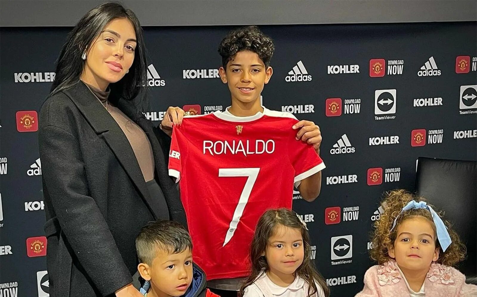 Роналдо младший. Роналду младший 2022. Сын Роналду Манчестер Юнайтед. Криштиану Роналду младший 2022.
