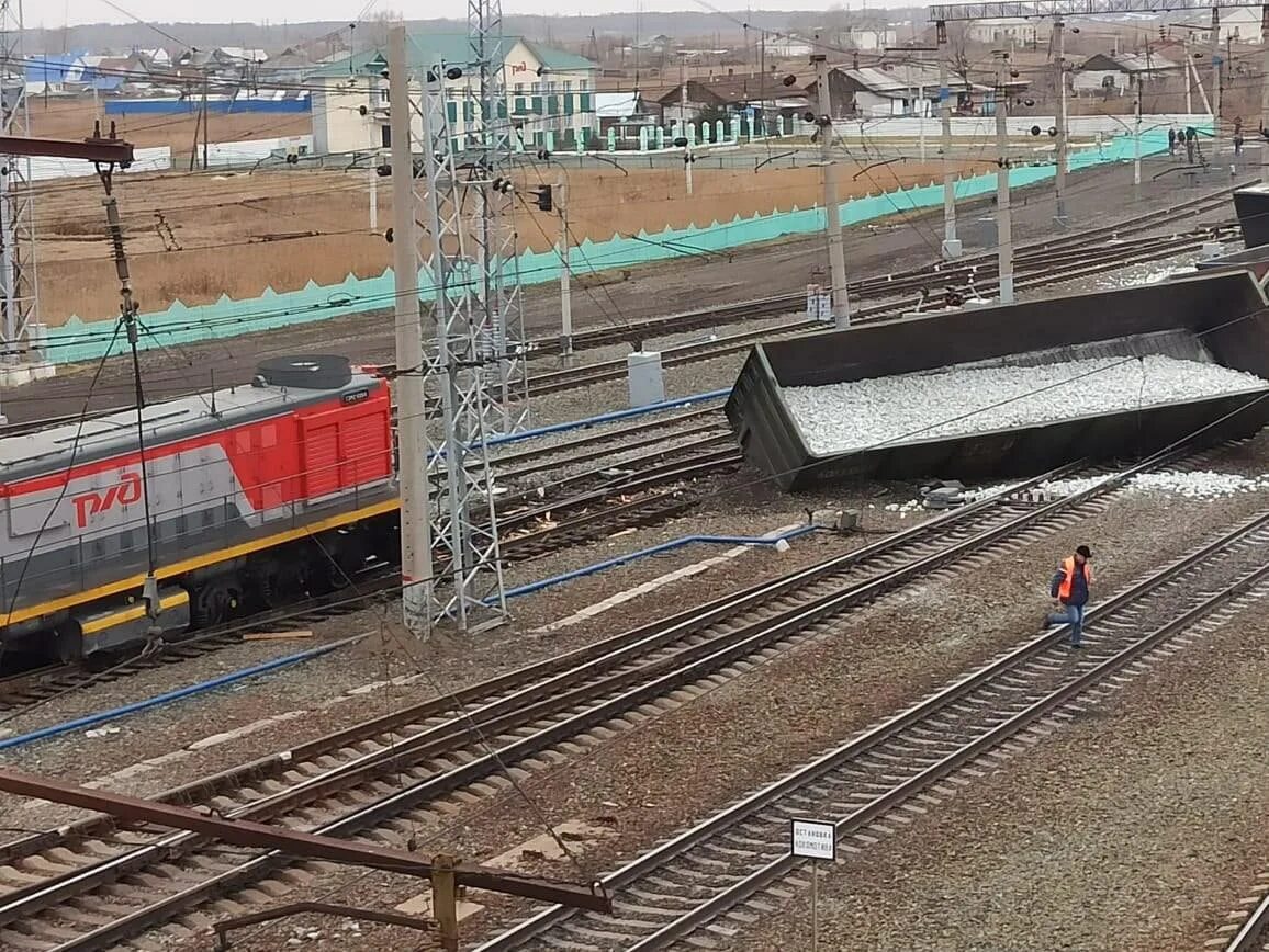 Поезд новосибирск татарская. Станция Татарская Новосибирская область вокзал. Крушение поезда в Татарске Новосибирской области. Сход 30 вагонов Новосибирск. Станция Татарская Западно-сибирской железной дороги.