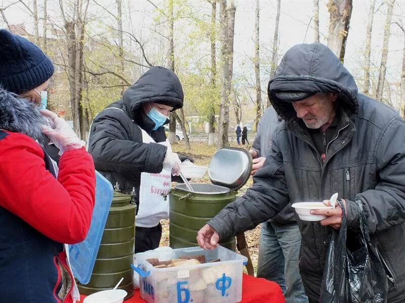 Обеды для бездомных. Кормление бомжей. Горячий обед для бездомных. Социальные обеды для бездомных. Учреждение бомж