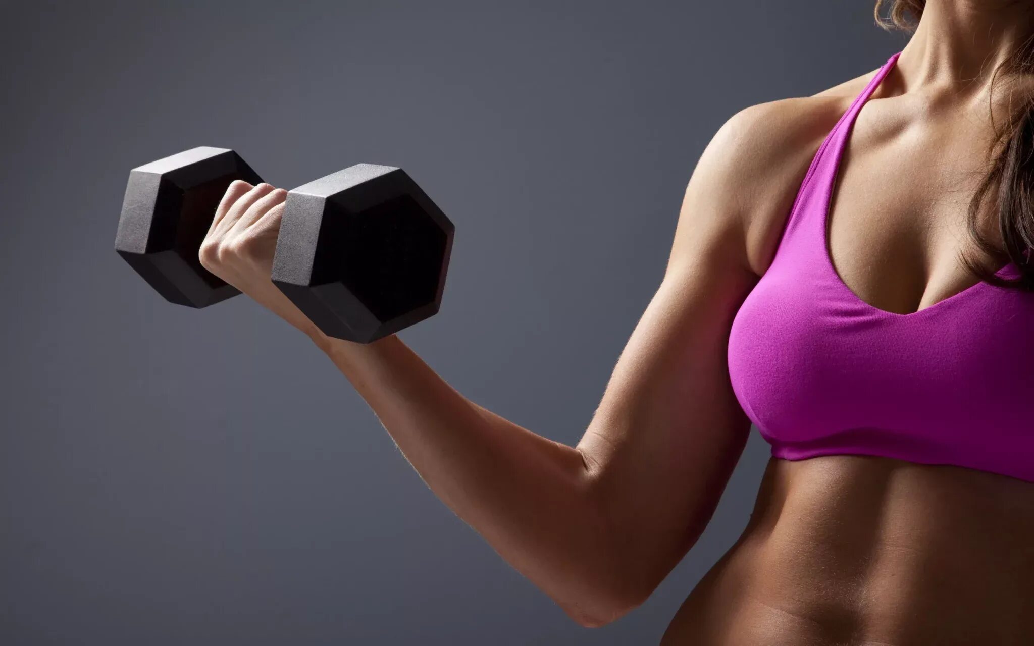 Упражнения с гантелей для девушек. Упражнения c гантелями. Упражнения с гантелями для женщин. Девушка спорт. Упражнения на руки с гантелями.