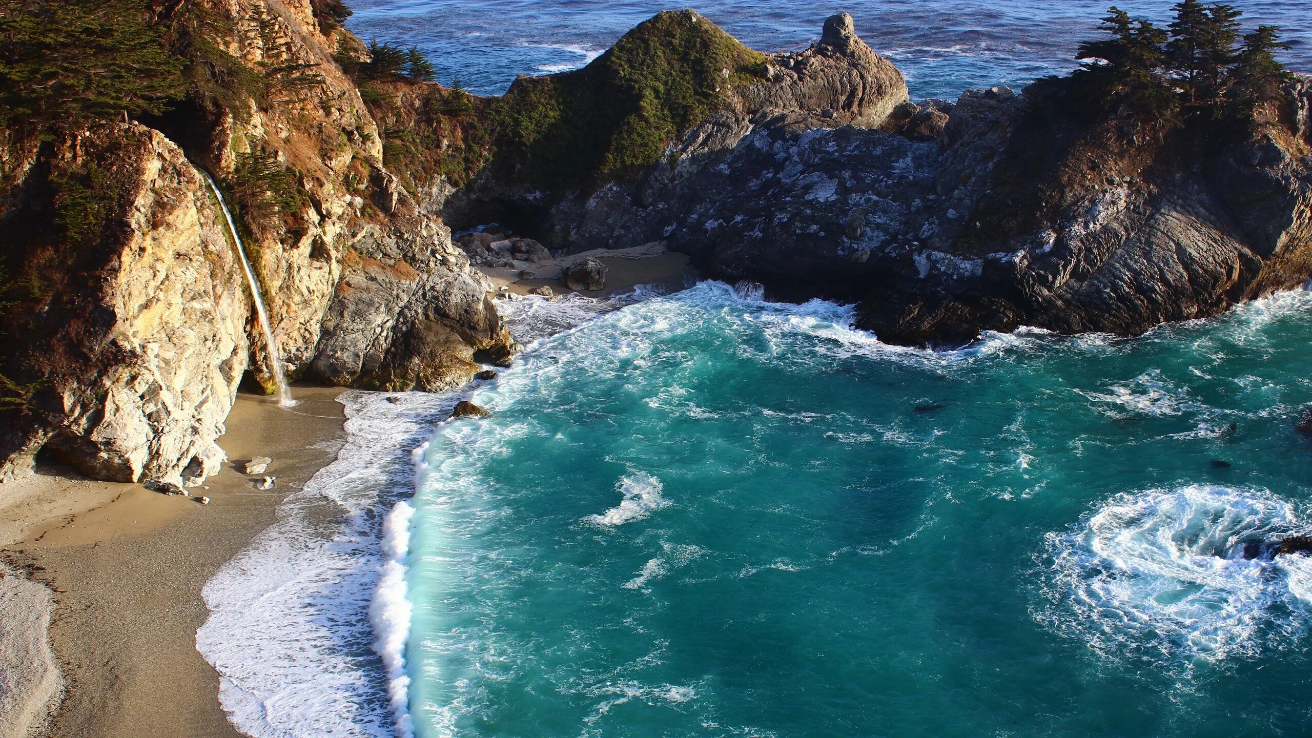 Бич биг. Калифорния водопад mcway falls. пляж биг сур калифорния. побережье биг-сюр (big-sur), калифорния. калифорния тихий океан.