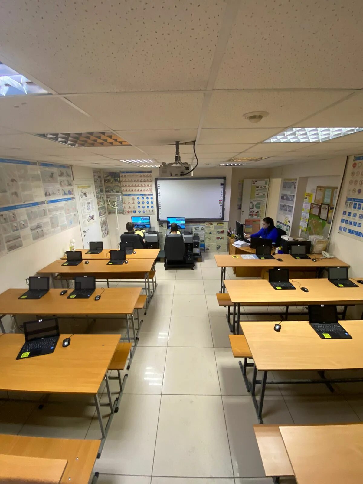 Перекресток с разделительной полосой знак 4. Didi car orange. Автошкола среднеуральск. Среднеуральск автошкола. Автошкола знак.