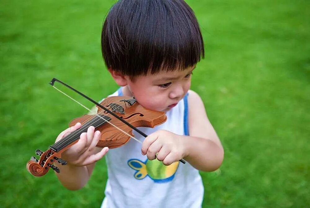 Приемы на скрипке. Скрипка для детей. Игра на скрипке. Подобрать детскую скрипку. Детский скрипач.