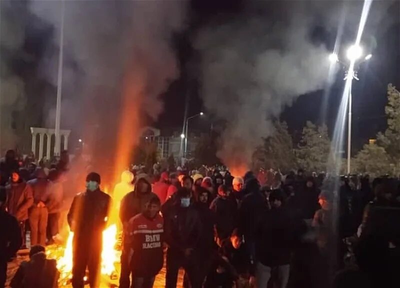 Выгнать таджиков после теракта. Горный Бадахшан Хорог. Митинги в Таджикистане 2022. Хорог беспорядки.