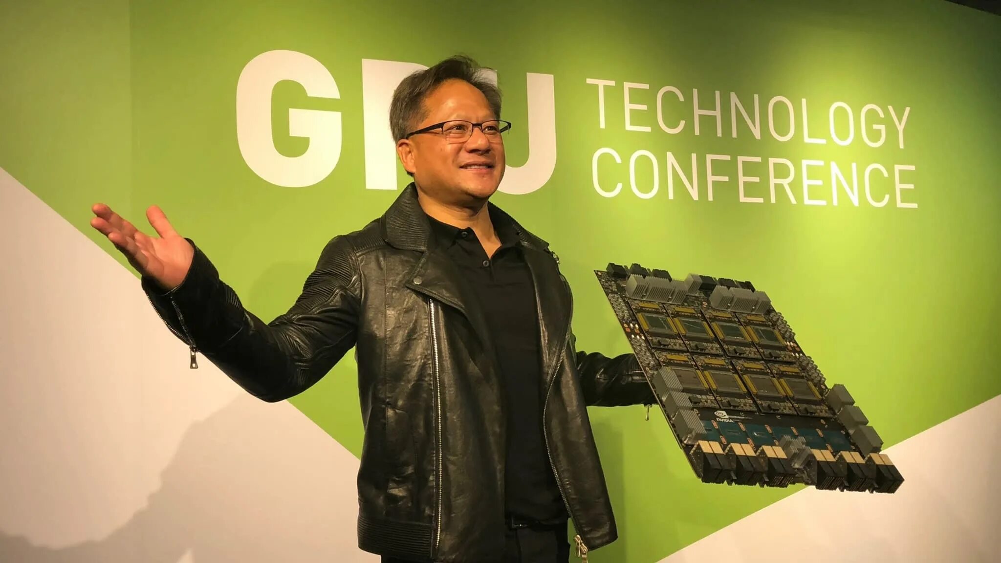 директор nvidia. Nvidia company. огромный чип. наклейка nvidia geforce rtx 4060. дженсен хуанг 3090.