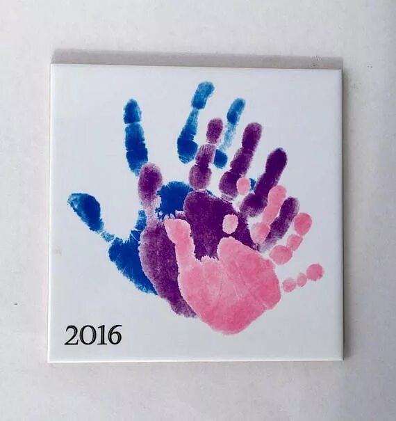 Отпечатки рук на вещах. Картина из отпечатков рук. Отпечатки рук на холсте семьи. Пейзаж с отпечатками рук. Картина с отпечатками рук всей семьи.