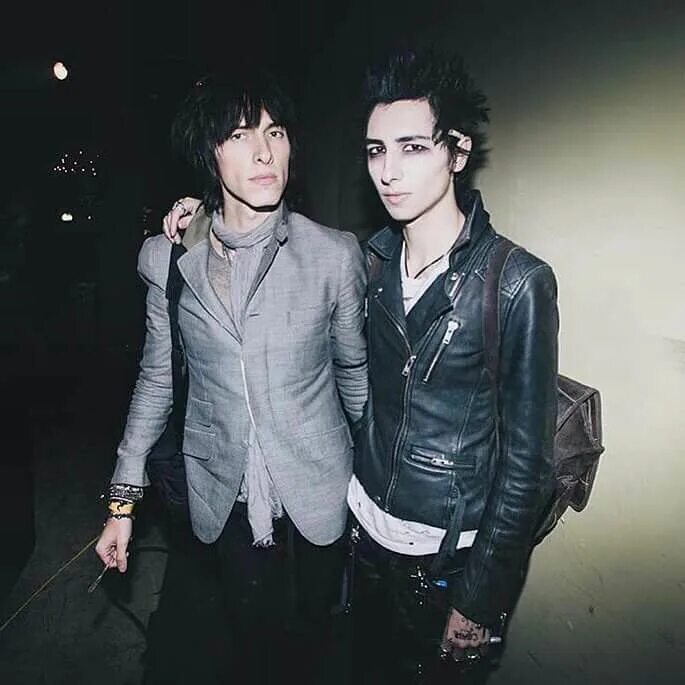 Palaye royale dead. Palaye Royale Ремингтон. Palaye Royale Remington Leith. Себастиан Дэнзиг. Palaye Royale Sebastian Danzig.