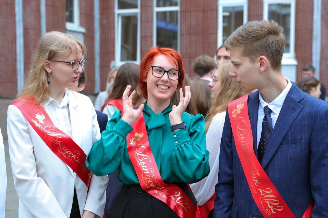 Питер последние новости на сегодня. 168 Гимназия Санкт-Петербург. Последний звонок. Последний звонок СПБ. Последний звонок в школах СПБ.