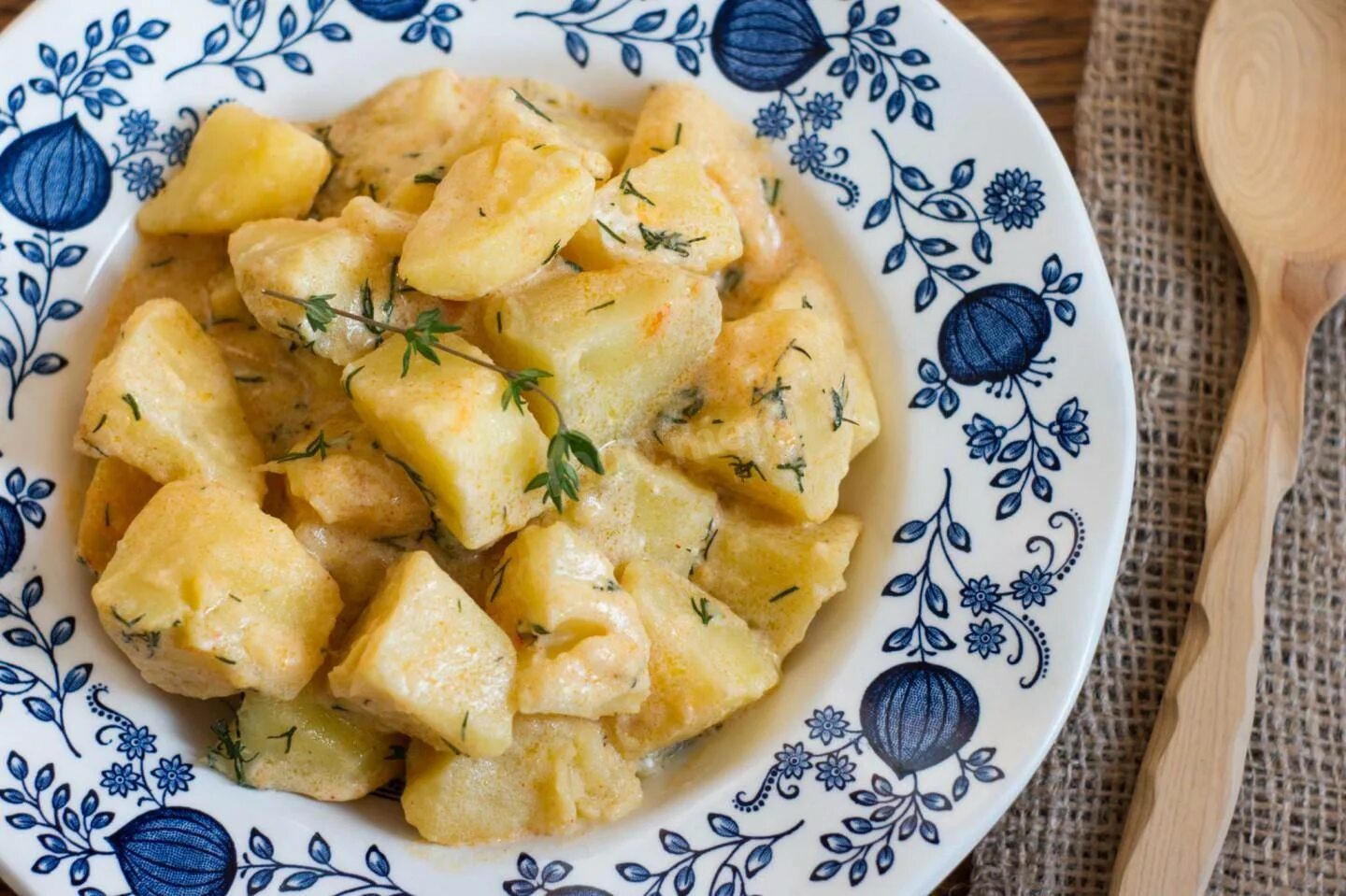 Картофель с овощами в сметане. Картофель тушеный в сметане. картошка тушеная в молоке. картошка со сметаной. картошка в сметане в духовке.
