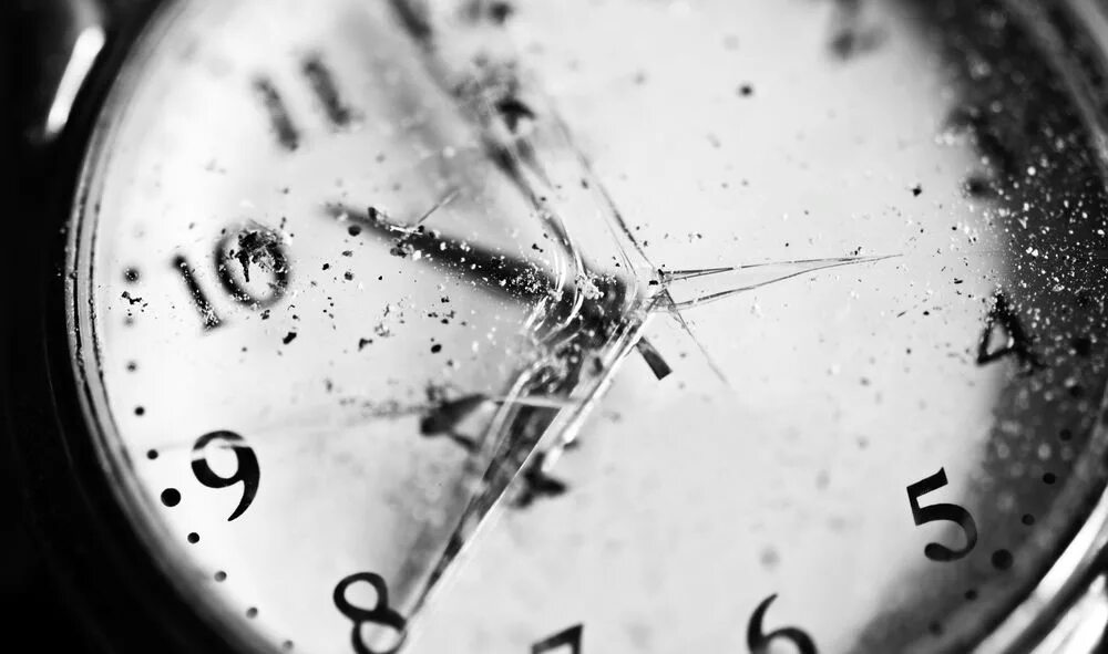 разбитые наручные часы. разбитые часы. разбитые часы в доме. старинные часы в доме. сломанные часы.