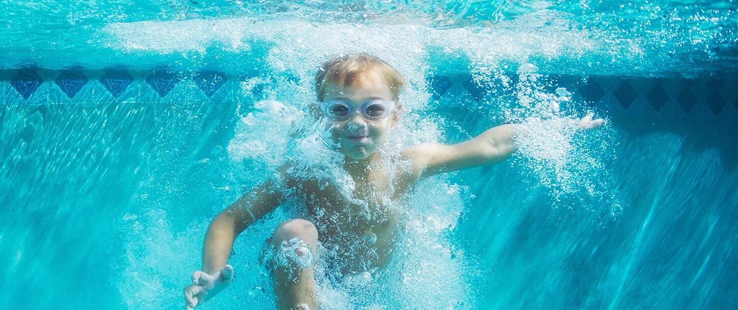 Купаться в чистом бассейне. Дети в бассейне. Дети под водой в бассейне. Бассейн под водой. Брызги дети бассейн.