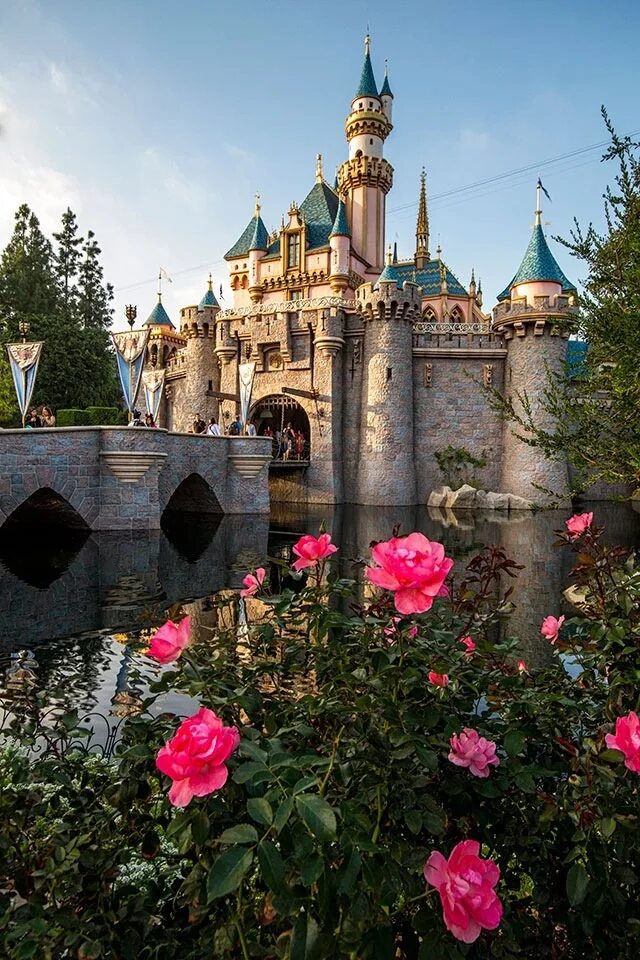 Сады принцессы. Замок спящей красавицы Дисней. Диснейленд в Париже Страна фантазий замок спящей красавицы.