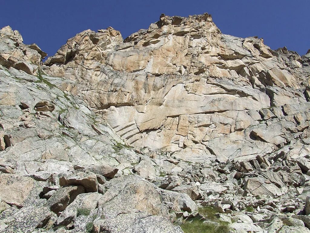 Скалы Бурунташ. Разрушенные донные породы. Разрушение горных пород. Разрушение скалы. Зарастание скалы