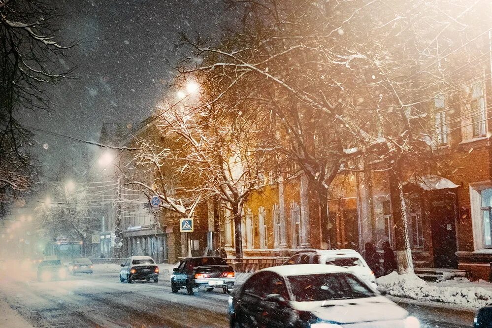 Снегопад в городе. Вечерний снегопад в городе. Первый снег в Вечернем городе. Снег над городом. Почему на улице снег