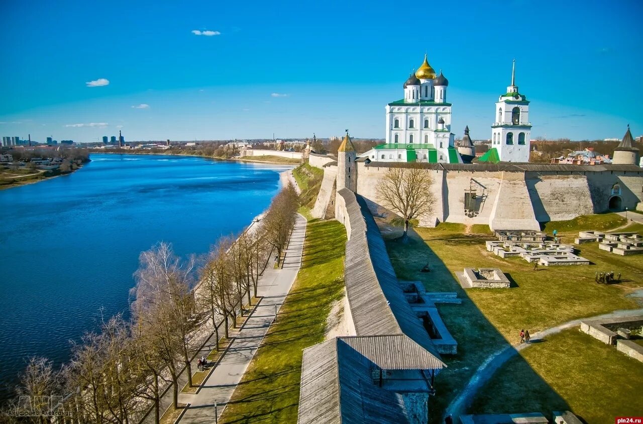 Группа город псков. Псков центр города. Псков Кремль. Псков исторический центр. Виды современного Пскова.