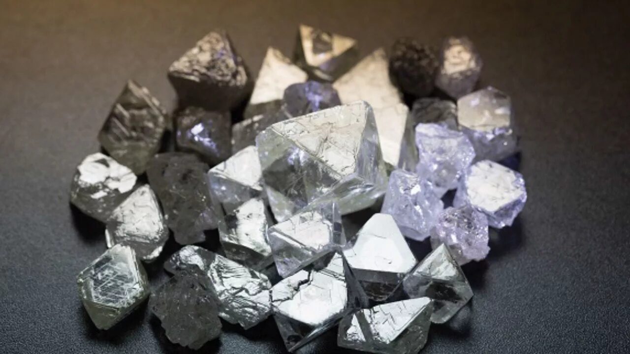 Алмазы руда. Алмаз руда. Diamond ore real life. Кимберлит камень минерал. Алмазы руда.