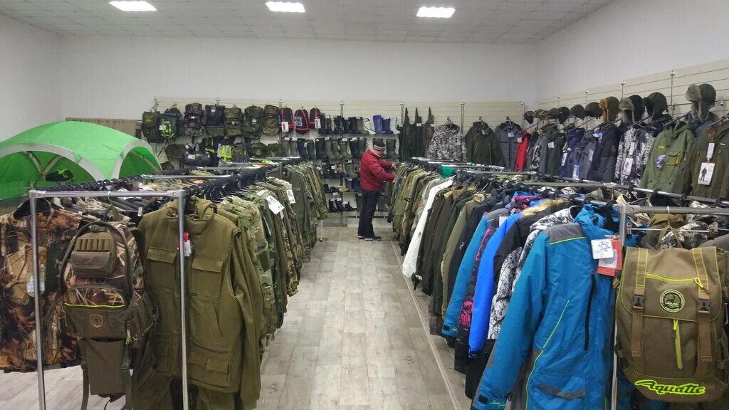 спецодежда на вешалке. магазин спецодежды в красноярске. рабочая одежда. красноярск техноавиа металлургов 2. восток-сервис, красноярск, улица березина.