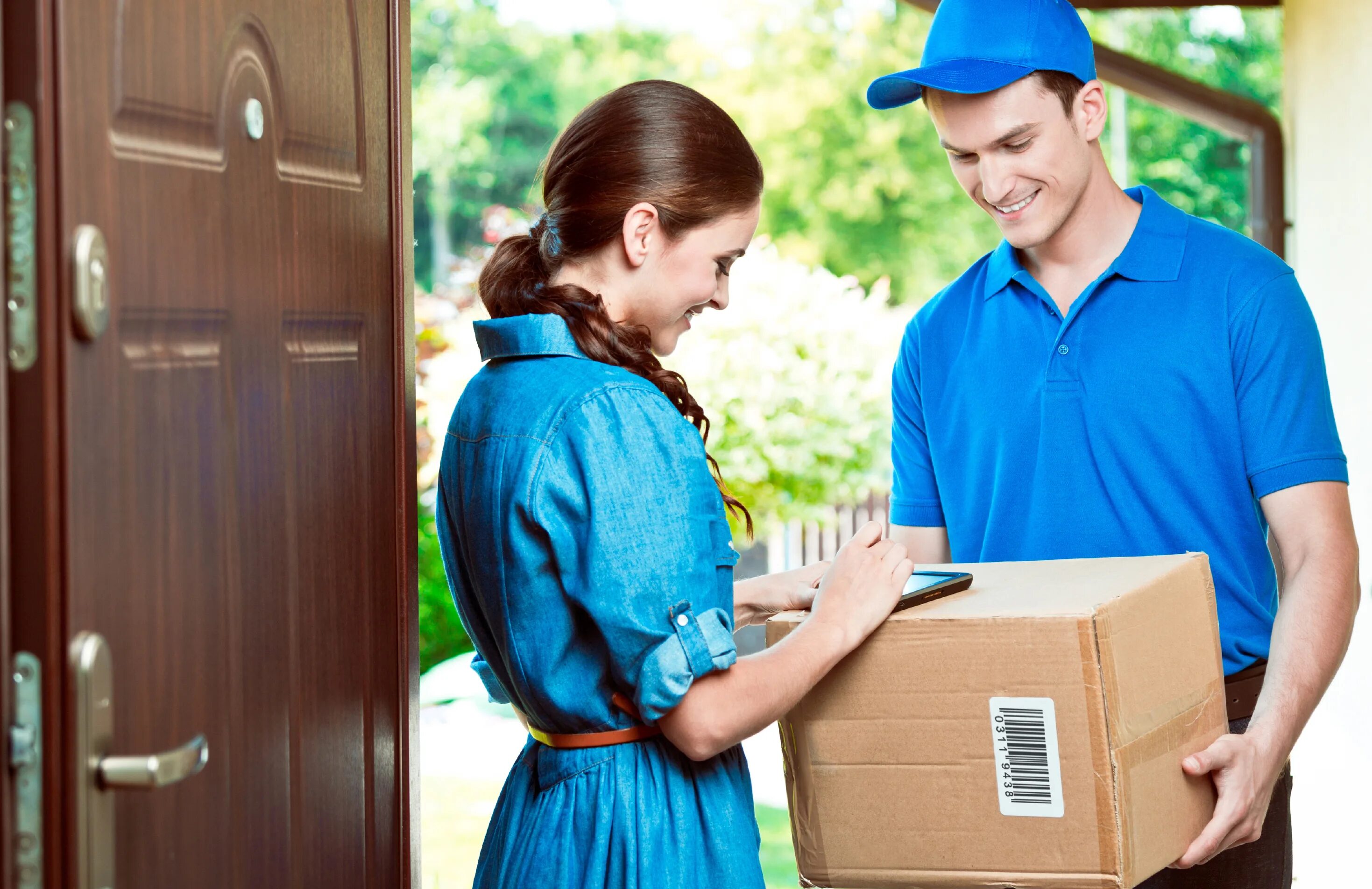 Курьер с посылкой. Post receive. Человек с коробками в руках. Post receive. Курьер доставщик.