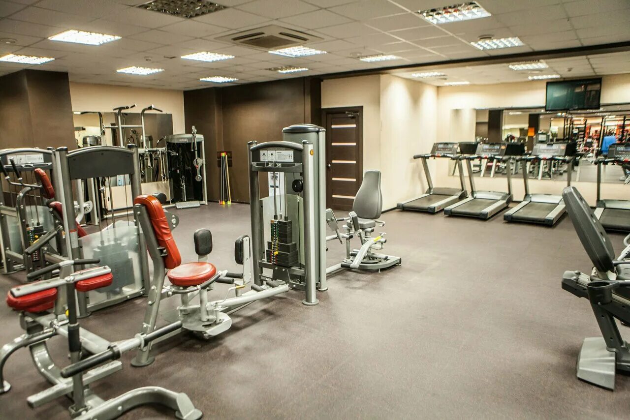 World class lite полежаевская. Fitness club 2. Ddx fitness домодедово. Тренажерный зал красный. Fitness club 2.