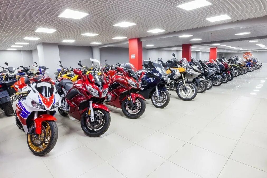 Мотоцикл купить новый магазин. Мотосалон Мегамото Москва. Салон мотоциклов. Мотосалон мопед. Рынок мотоциклов.