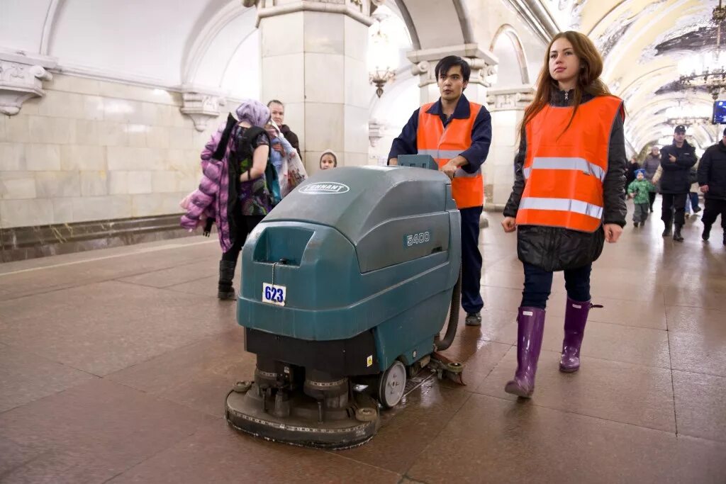 Мойщики москва. Клининговый центр Московского метрополитена. Уборщик в метрополитене Москва. Уборщик производственных помещений метрополитена Москвы. Служба клининга Московского метрополитена.