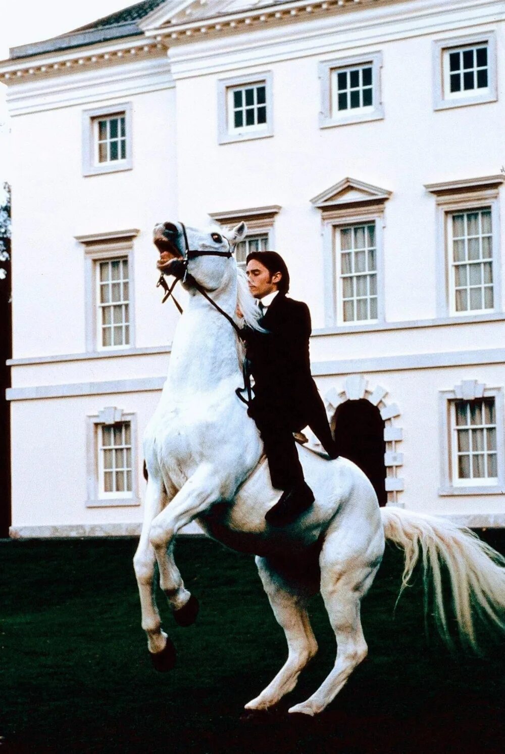 Черный на белом коне. Джаред лето Бэзил. Принц на лошади. На белом коне.