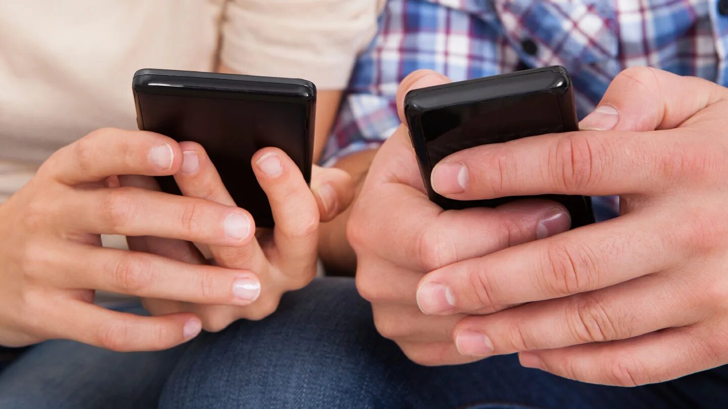 андроид и айфон. смартфон теле2 миди 1. красный смартфон в руке. смартфон в женской руке. несколько смартфонов.