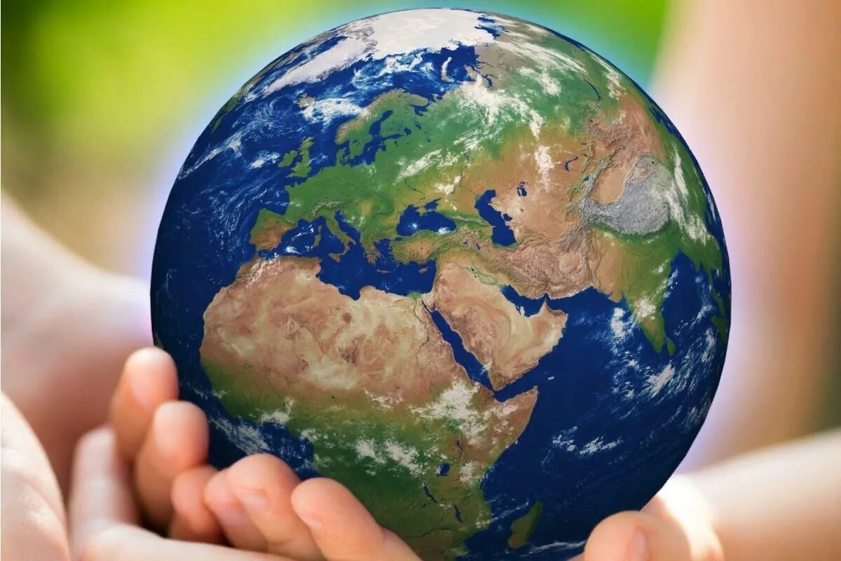 Стихи я чинила глобус. Земной шар. Планета земля для детей. Мир на планете земля. Планета земля в руках.