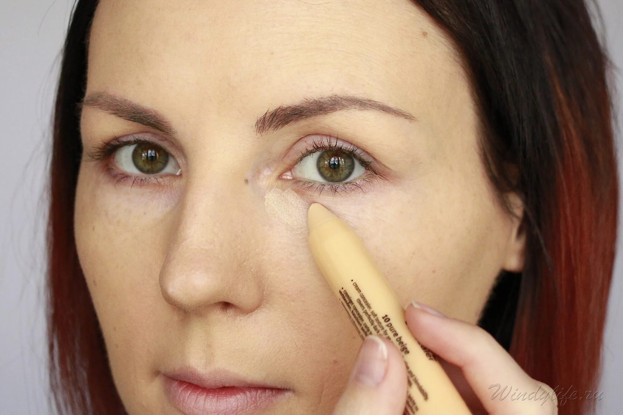 Консилер от синяков. Зеленый корректор от синяков под глазами. Лучшие консилеры от синяков под глазами. Синяки под глазами цвет консилера. Палетка корректоров орифлейм 35651.