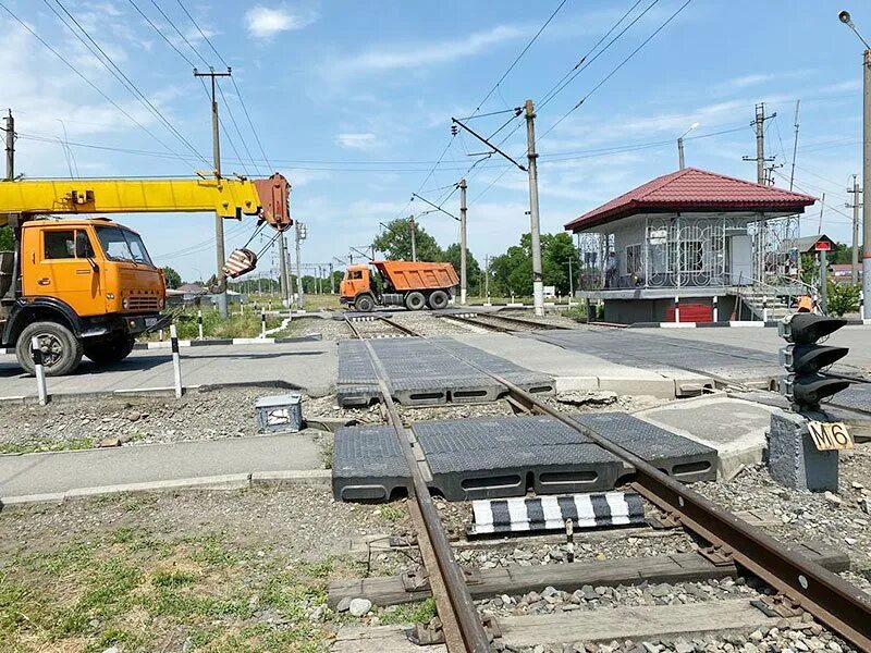 Железнодорожный 10 б. Железнодорожный переезд. Железная дорога переезд. Переезд железнодорожных путей. Безопасность движения на ЖД.