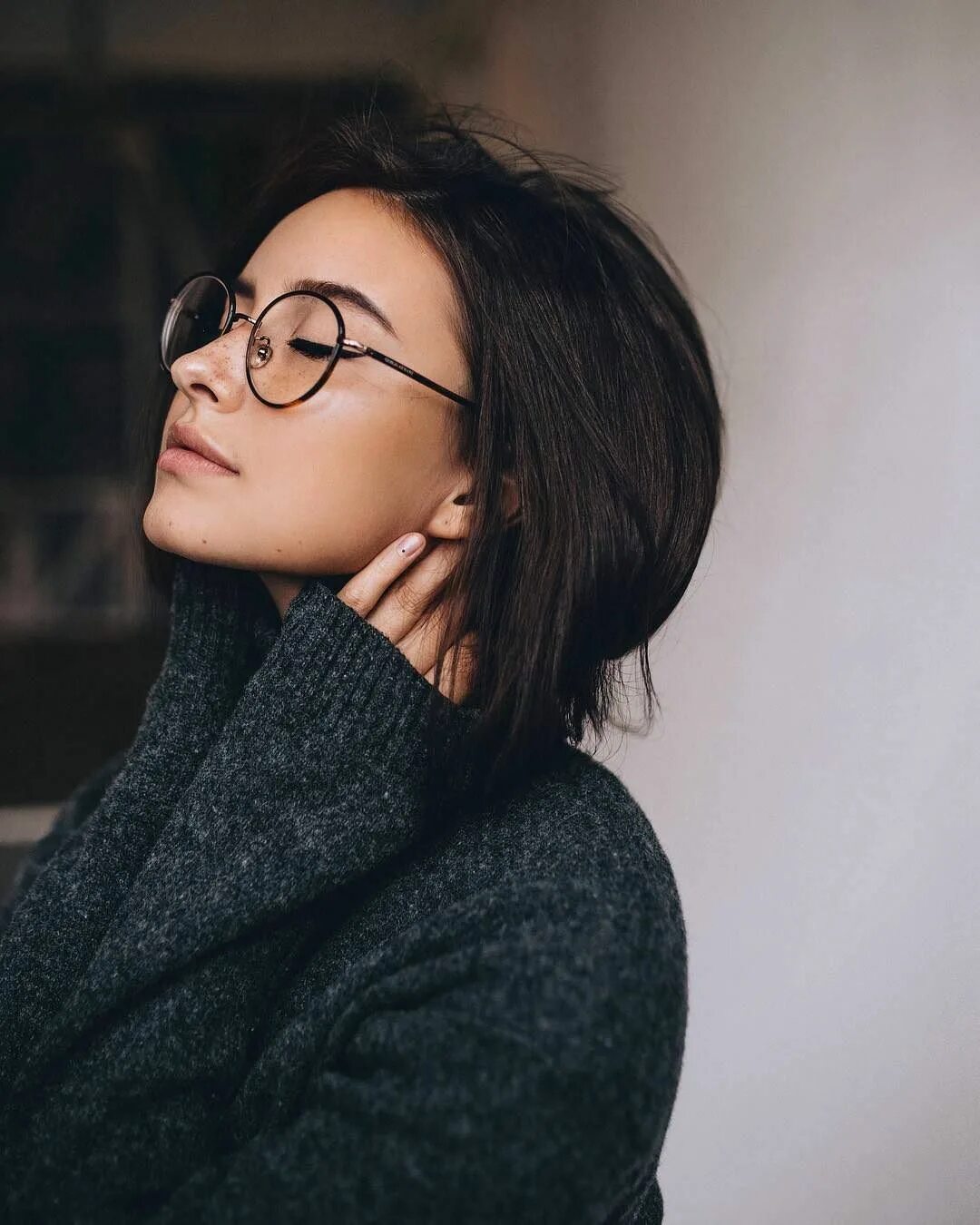 Женщины с каре брюнетка. Katya mirо. девушка в очках. девушка с каре. девушка брюнетка в очках.