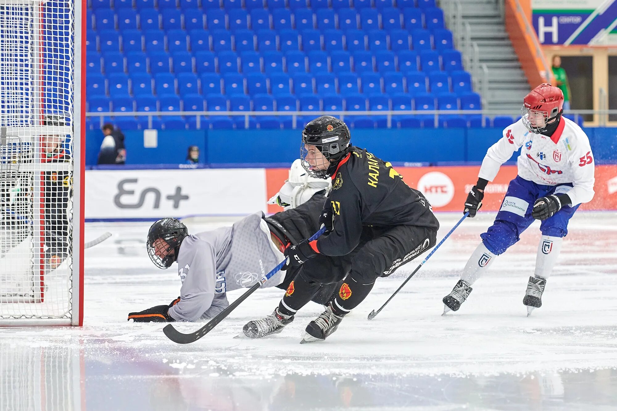 хоккей с мячом ска нефтяник 2023 2024. владимир каланчин ска нефтяник. волга арена ульяновск. хоккей с мячом ска нефтяник 2023 2024. владимир каланчин хоккей с мячом.