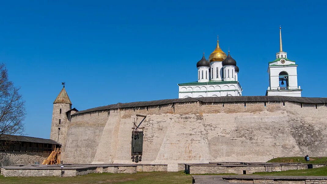 Псковский кремль ул кремль 4. Псковский кремль приказная палата. Довмонтов город псков. Псковский кром достопримечательности пскова. Псковский кремль музей.
