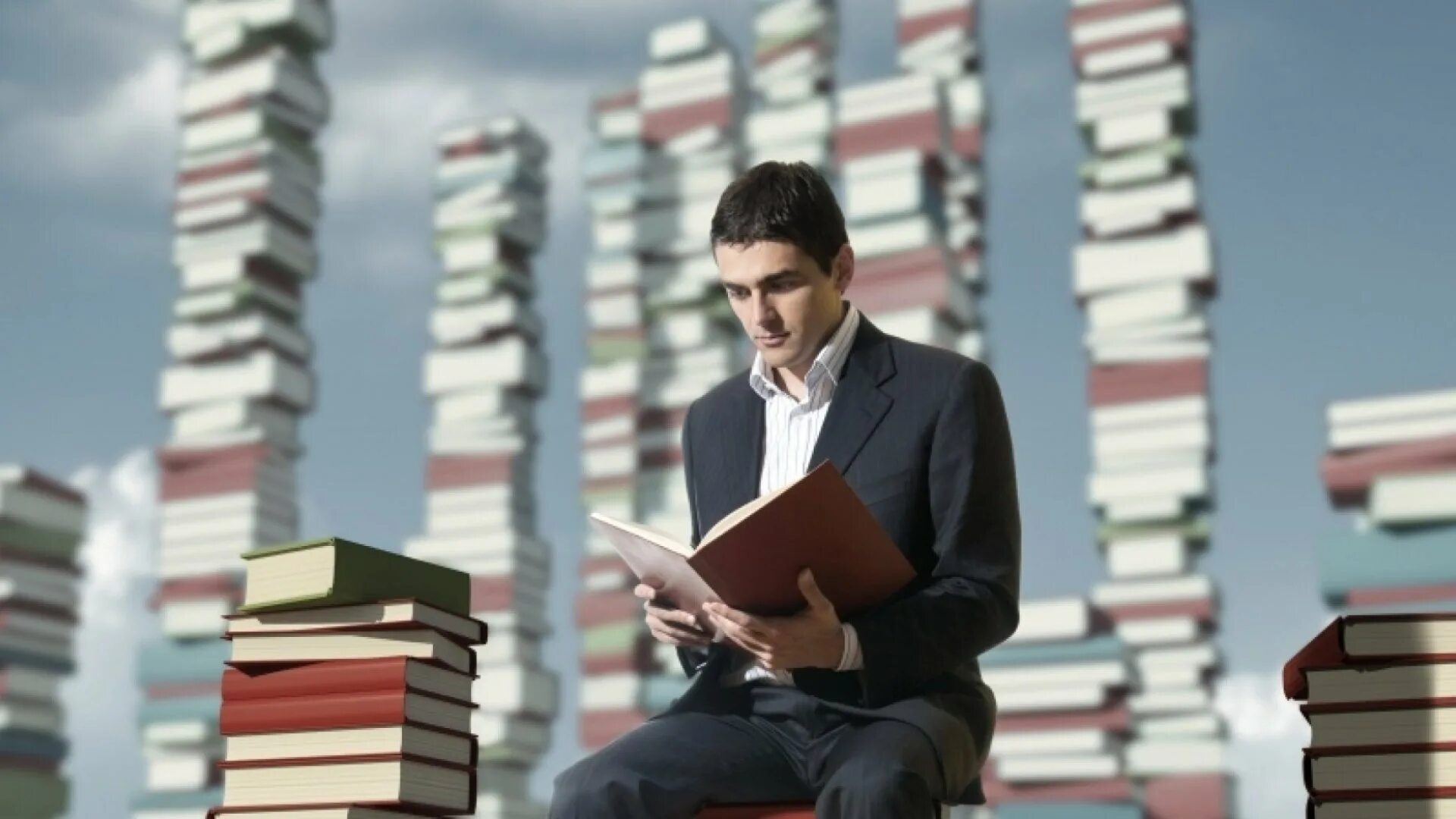 Шестьюстами книгами. Книга человек. Человек с книжкой. Чтение людей. Человек читает.