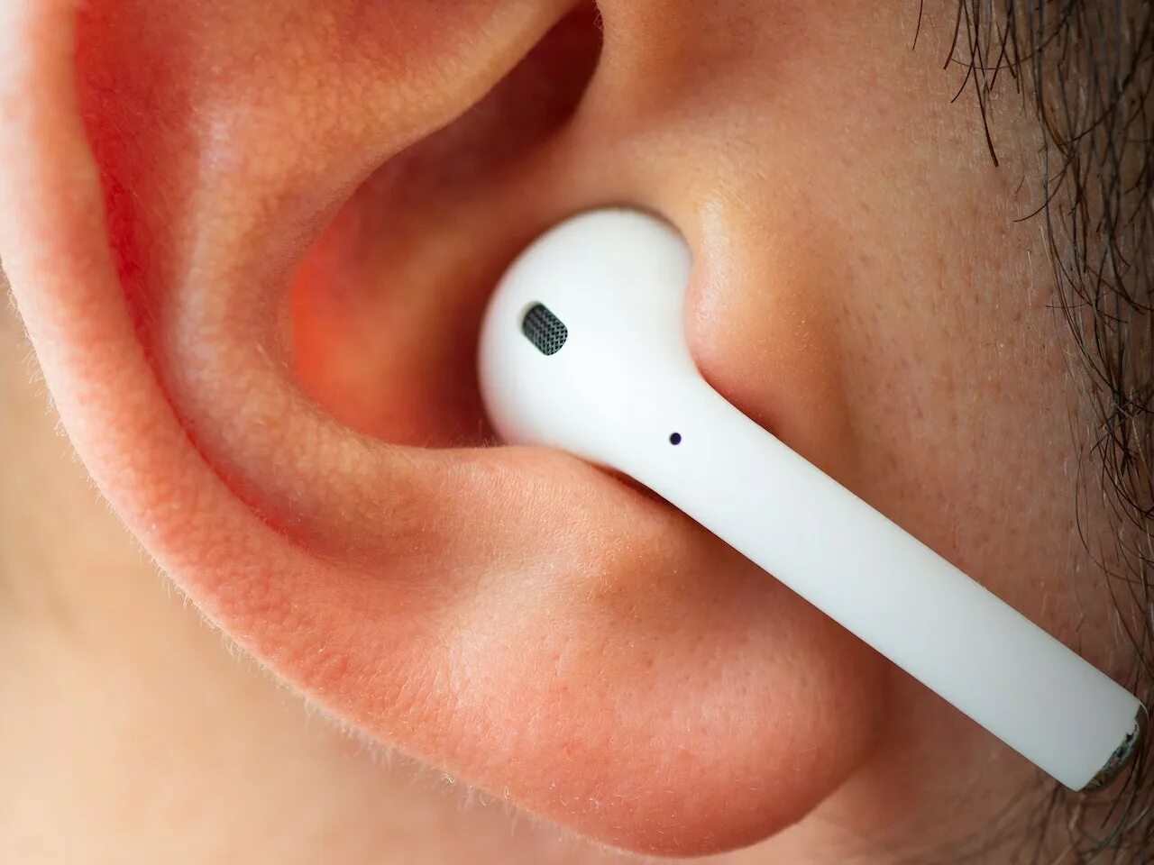 Не держится наушник в ухе. Apple AIRPODS 2 В ушах. Аирподс 3 в ухе. Аирподс 2 в ухе. Apple AIRPODS Pro в ушах.