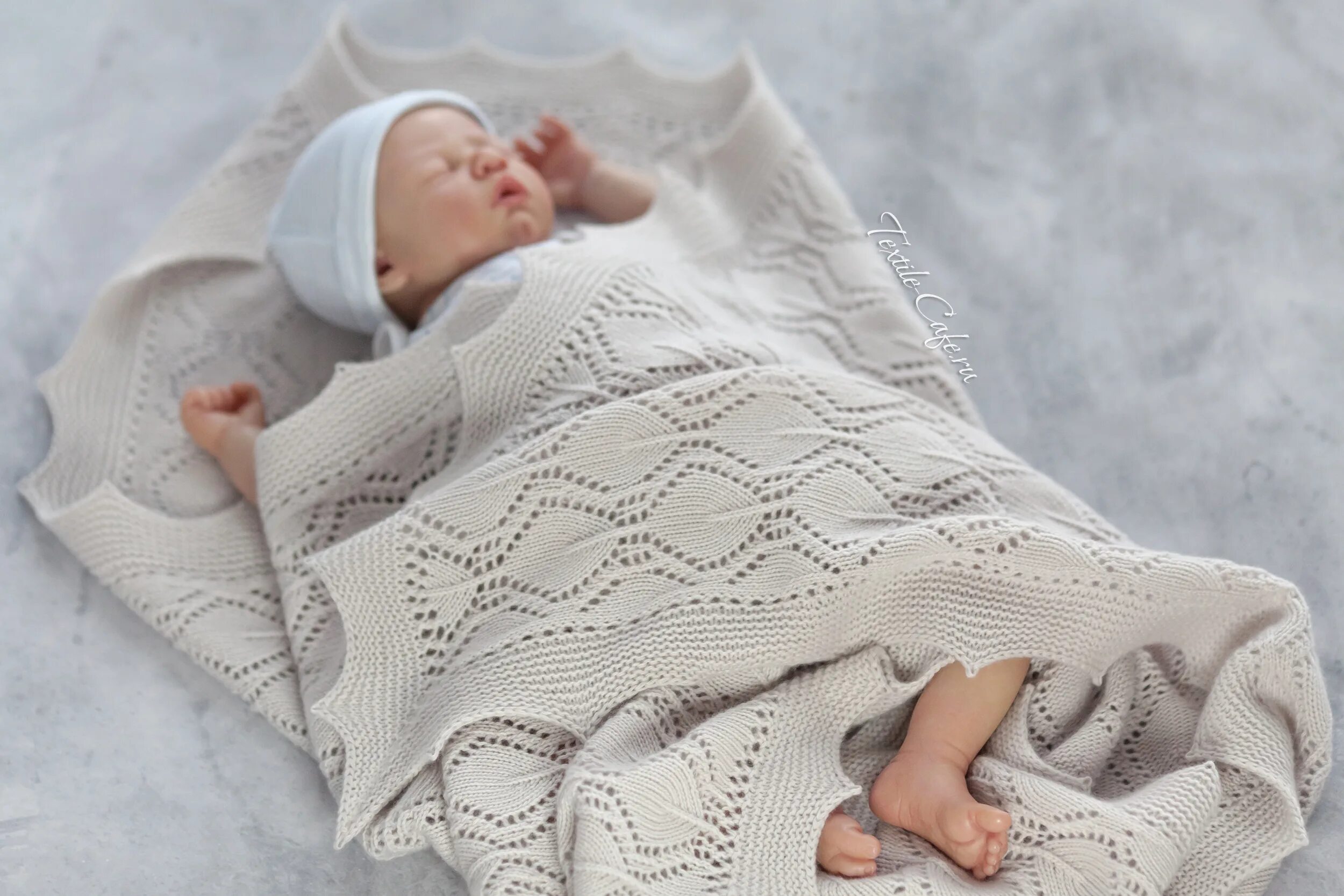 детский плед спицами. кружевной плед. белый ажурный детский плед. плед для новорожденного. детский плед с ажурной каймой.