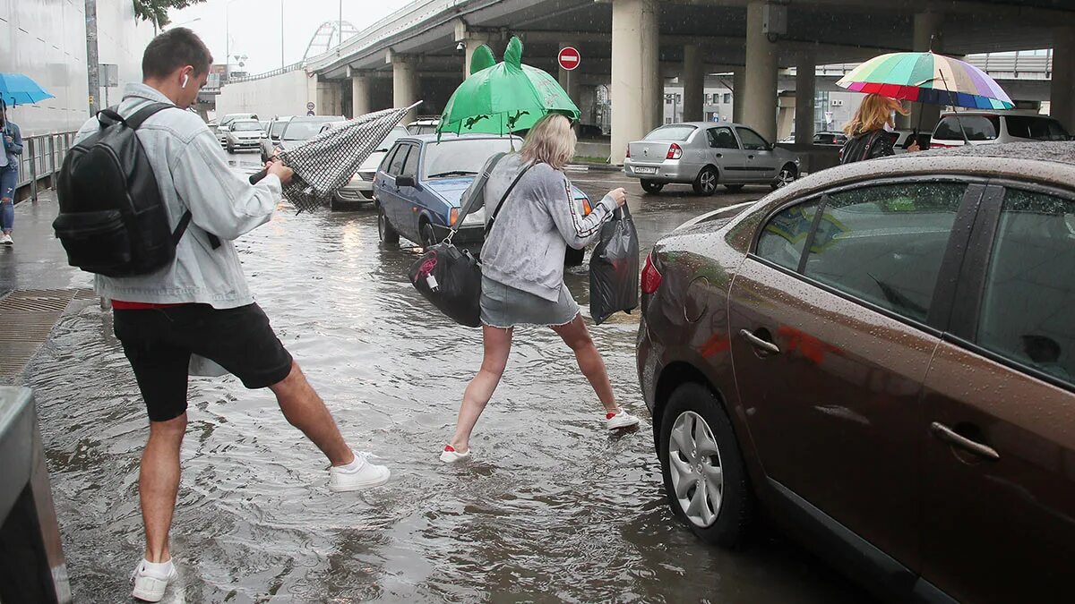 Сочи 3 июня. Сочи наводнение июнь 2021. Ливень в Сочи. Дожди в Сочи в июне 2021. Аэропорт Сочи затопило.