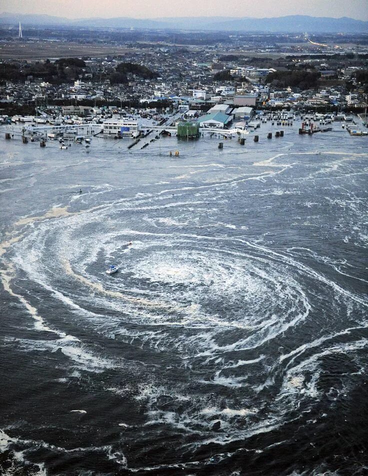 Tsunami natural disaster. ЦУНАМИ В Японии в 2011. Наводнение в Японии 2011. Волна 40 метров ЦУНАМИ Япония.