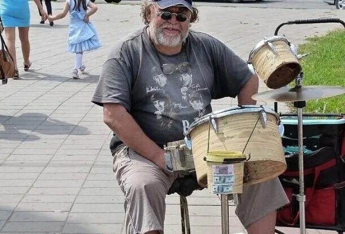 Уличных барабанщиков. Уличный барабанщик. Уличный барабанщик и кот. Пожилой Восточный барабанщик.
