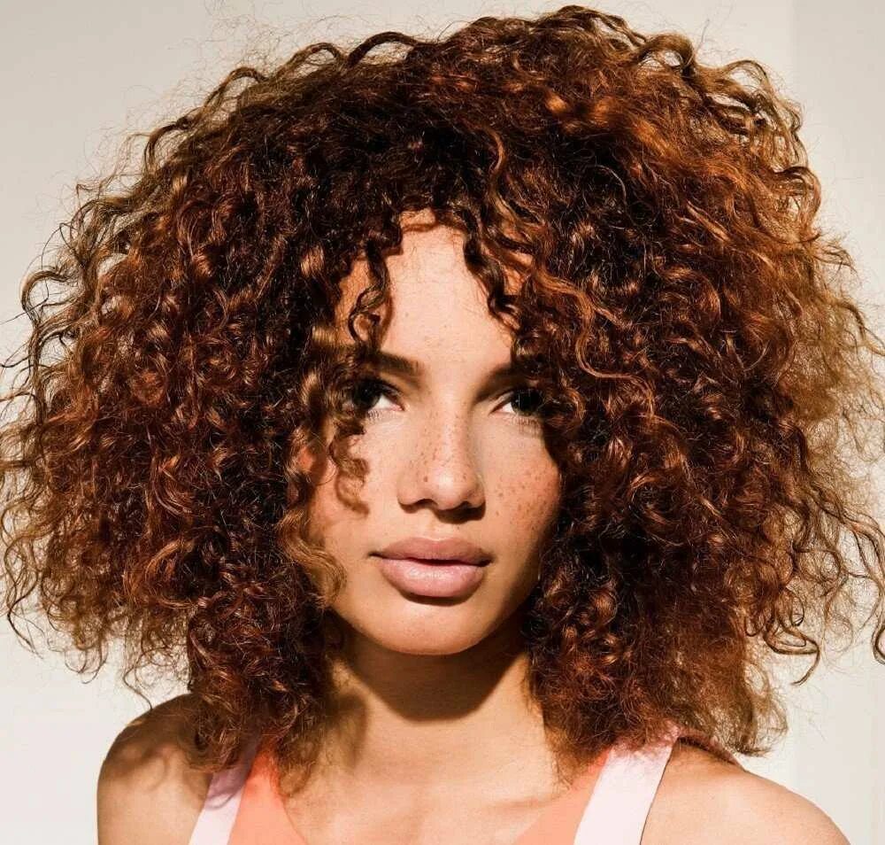 Как сделать мокрые кудряшки. Косы на мокрые волосы. Афро кудри. Эффект мокрых волос кудри. Прическа эффект мокрых волос.