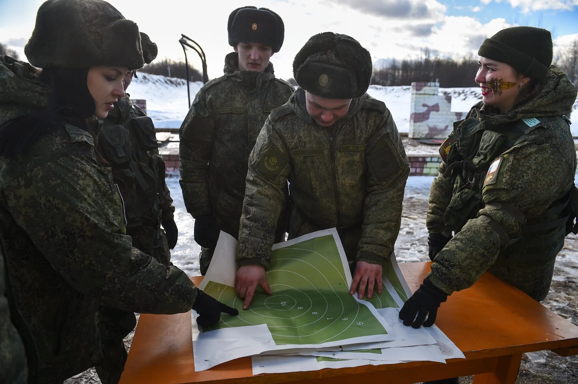 Маскировочная сеть Министерство обороны. Военизированная полоса препятствий девушки макияж под камуфляж. Новая Любомировка военные.