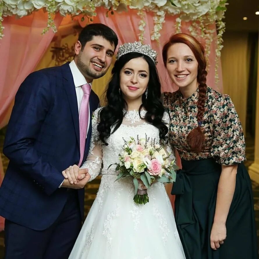 Аида и ферида алиева. Свадебный дагестан. Невесты дагестана. Дагестанская свадьба невеста. Свадебный дагестан.