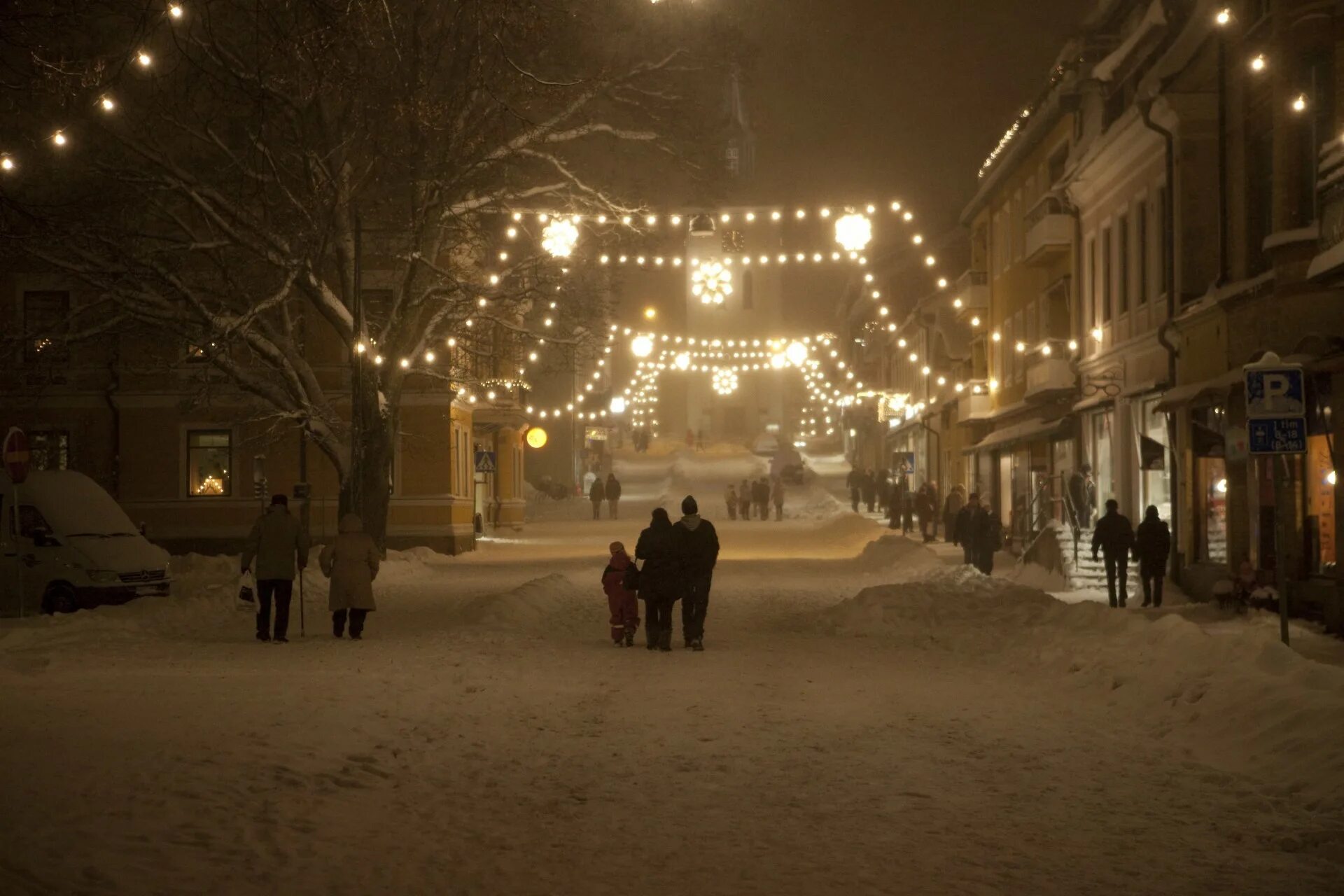Зимой в городе было 36. Зимний город. Новогодняя улица. Рождество улица. Зимняя улица.